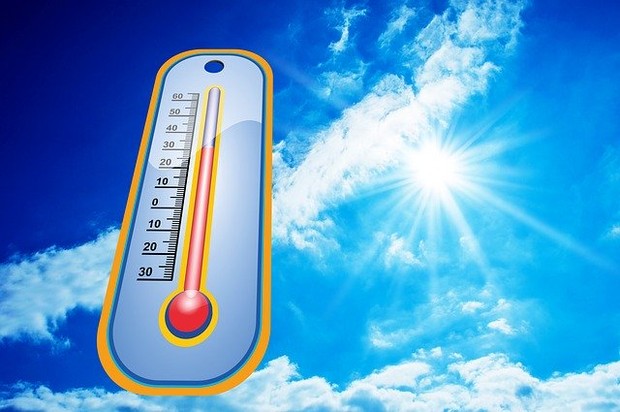 Ein Thermometer, das hohe Temperaturen zeigt.