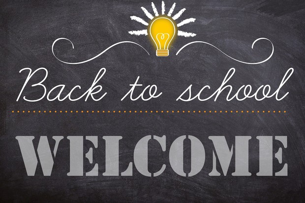 Ein Schild, auf dem "Back to School - Welcome" (deutsch: Willkommen zurück an der Schule) steht.
