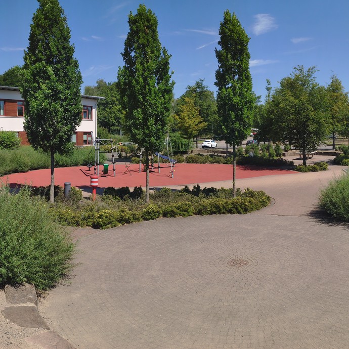 Ein Teil des Schulhofs, in dem die Schüler:innen Pause machen oder spielen können. (vergrößerte Bildansicht wird geöffnet)