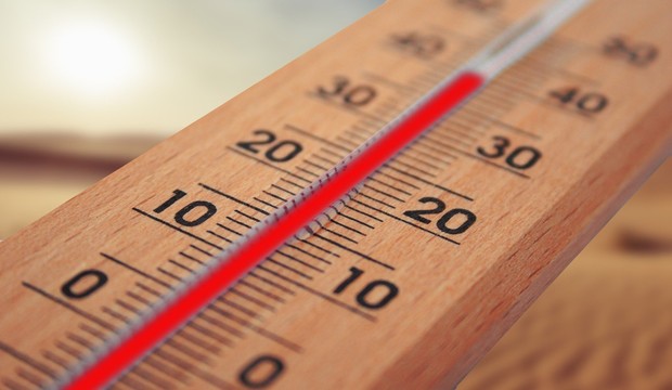 Ein Thermometer, das eine hohe Temperatur zeigt.