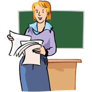 Eine Lehrerin steht vor der Tafel und hat einzelne Seiten Papier in den Händen.